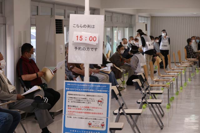 燕市の会場での順番待ち