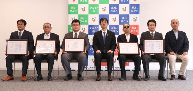 左から橋本電気商会・橋本善廣代表取締役、星野建設・星野一好代表取締役、青山組・柄澤良仙専務、鈴木力市長、春木建設・春木和朝代表取締役、鈴木組・鈴木米昭表取締役、燕市建設業協同組合・丸山光博理事