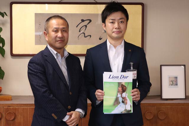 リオンドールコーポレーションの山口正幸常務執行役員(左)と滝沢市長
