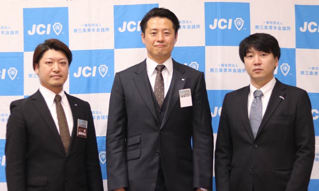 左から2022年度監事に決まった結城副理事長、理事長に決まった齋藤副理事長、監事に決まった山崎副理事長