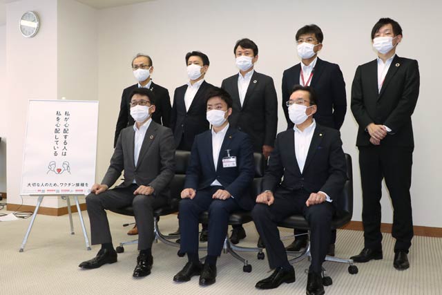 三条市と金融機関がワクチン接種体制の周知などに関する協力体制の発足式で記念撮影