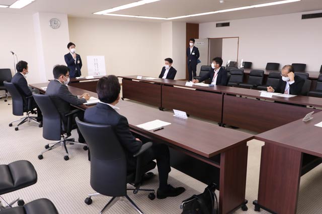 三条市と金融機関がワクチン接種体制の周知などに関する協力体制の発足式