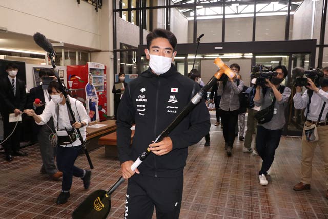 當銘選手のパドルを手にしてみる滝沢市長