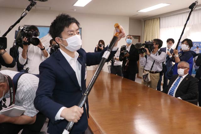 當銘選手のパドルを手にしてみる滝沢市長
