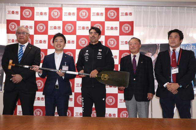 三条市スポーツ協会役員らと記念写真