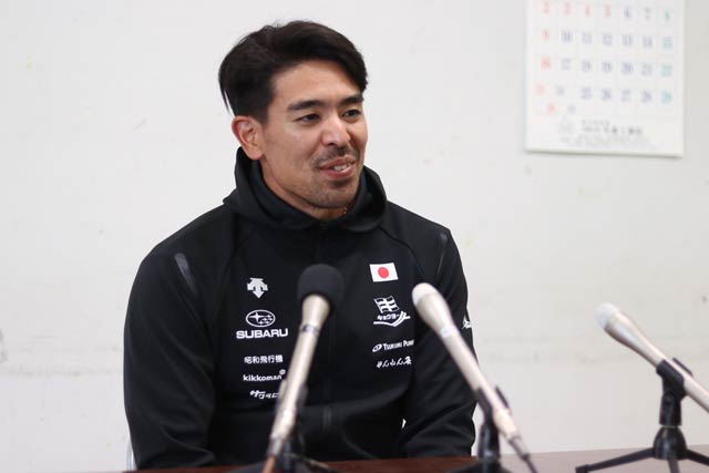 報道関係者のインタービューを受ける當銘選手