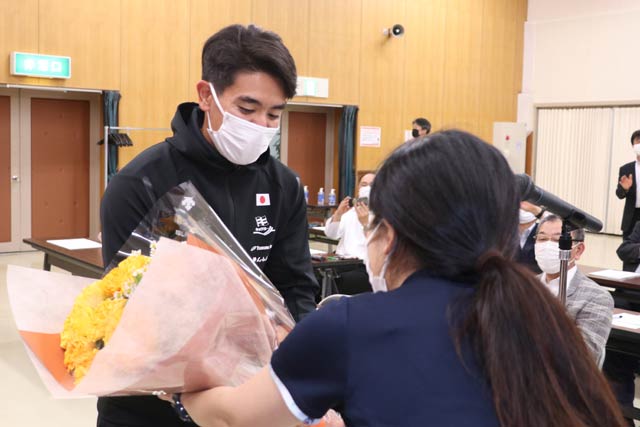 三条市スポーツ協会の定時会員総会の冒頭で行われた激励会で花束を受ける當銘選手