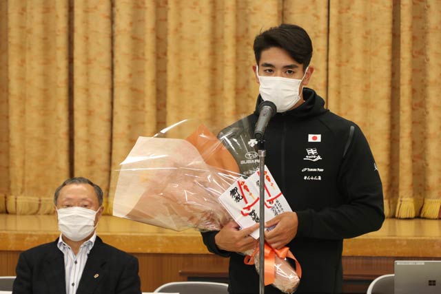 激励会で感謝の言葉を述べる當銘選手