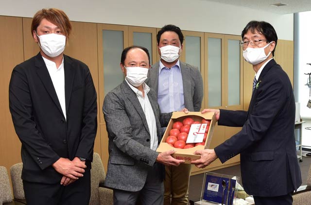 燕地区園芸協会が鈴木燕市長を表敬訪問