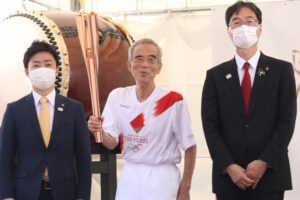 ミニセレブレーションで第1走者の宇佐美さん囲ん滝沢三条市長と鈴木燕市長