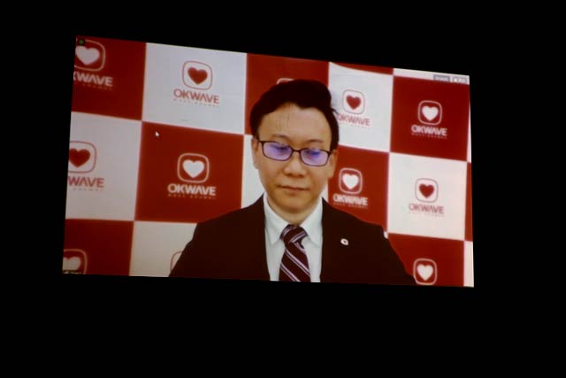 7日の滝沢三条市長の記者会見で株式会社オウケイウェイヴとリモートでつないでオンライン移住相談サービス開始を発表