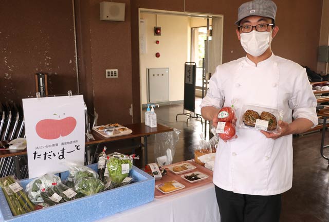 7日の三条市長記者会見で新たに市役所食堂を運営する(株)SKMの佐久間社長と販売商品