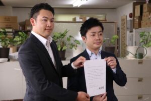 礼状を手に三条タクシーの渡辺社長(左)と滝沢三条市長