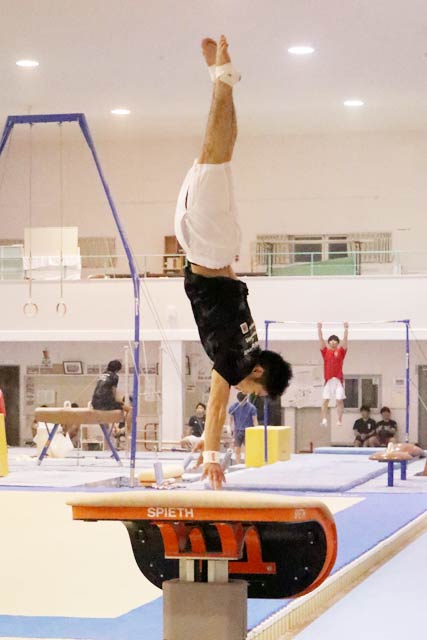 加茂市体育センターで練習する早坂さん