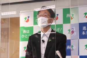 臨時記者会見する鈴木燕市長