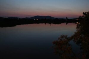 10日夕方の県央大橋から中ノ口川と弥彦山