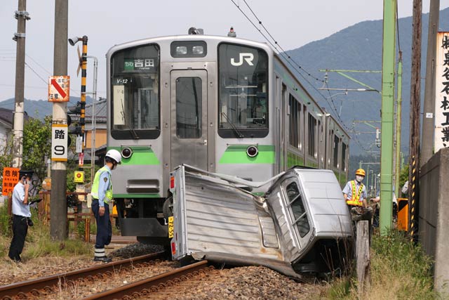 列車と軽トラックがぶつかった四ツ谷第一踏切