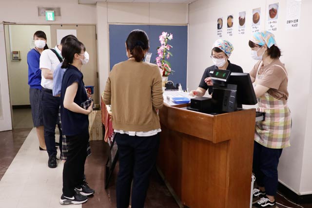 正午に昼休みになって来店した職員