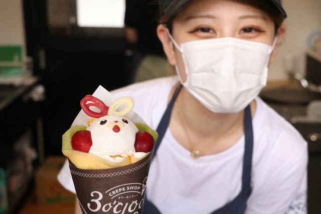 おもてなし広場にオープンしたクレープショップ「3o'clock」弥彦店の目玉商品の「ミコぴょん」のクレープ