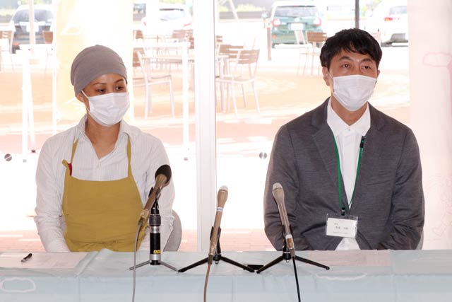 記者会見で佐藤千裕さん(左)と「道の駅 たがみ」の馬場大輔駅長