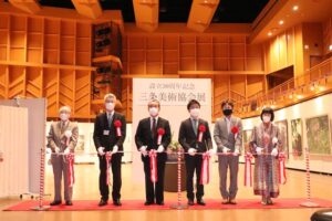 創立30周年記念三条美術協会展の開場式でテープカット