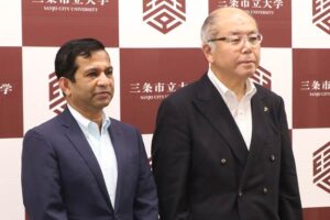 記者会見したシャハリアル学長(左)と兼古会頭