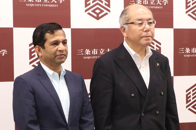 記者会見したシャハリアル学長(左)と兼古会頭