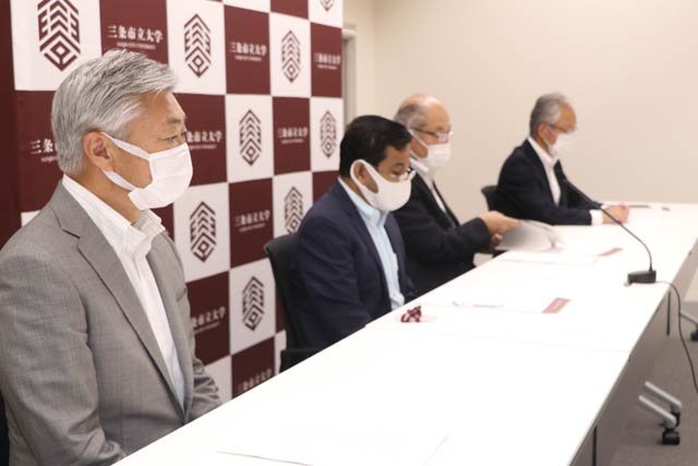 記者会見