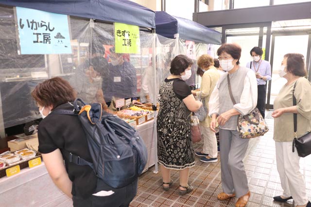 さっそく買い物客でにぎわう虹のマルシェ