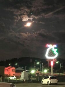 大喜利のような無意識のストロベリームーン【ドットコラム】