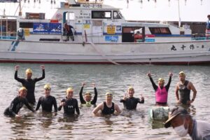岡山県のオープンウオータースイマー9人が佐渡海峡42kmを13時間23分で泳ぎ切る