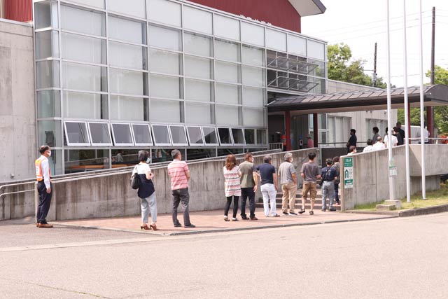 午後の部は会場前に20人余りが順番待ち
