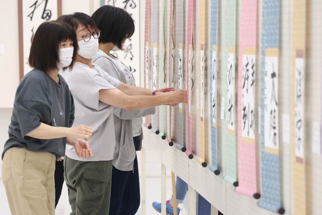 25日夜の展示作業