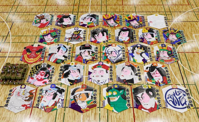 三条市体育文化会館アリーナにずらりと並べた29枚の六角巻凧