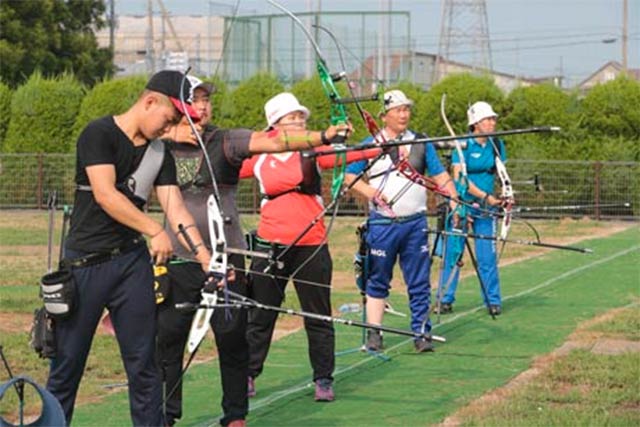 2016年7月に燕市で合宿するモンゴルのパラアーチェリー選手団