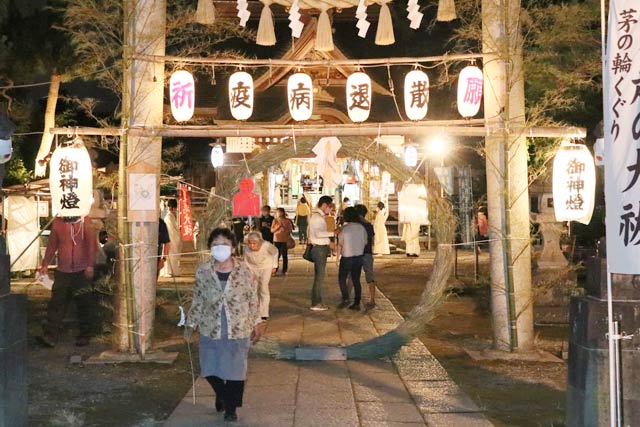 鳥居に設置した茅の輪