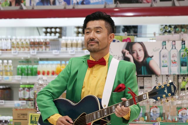 ど派手な衣装で撮影にのぞむクマガイマコトさん
