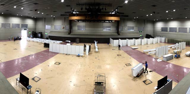 2日午前、大規模ワクチン接種センター県央会場の準備が進む燕三条地場産業振興センターの多目的ホール