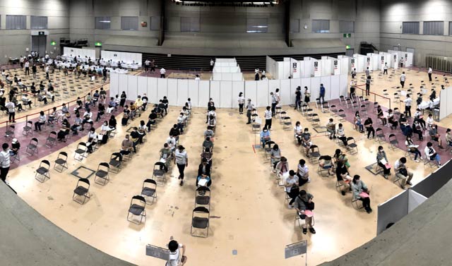3日スタートした大規模ワクチン接種センター県央会場の燕三条地場産業振興センター