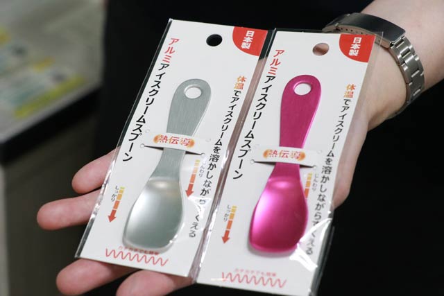 銅タンブラー購入者にプレゼントしているアルミアイスクリームスプーン