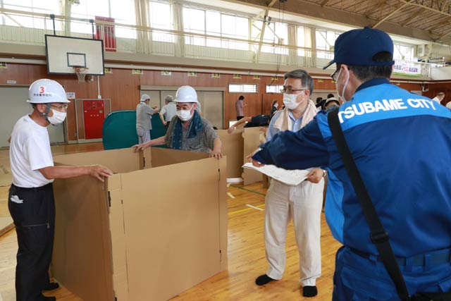 分水小学校の避難所でパーティションの組み立て