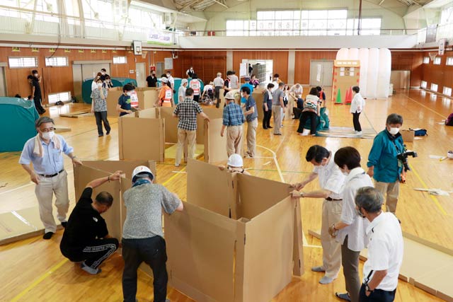 体育館をいっぱいに使って訓練