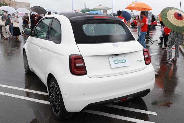 FIAT 500e の後部