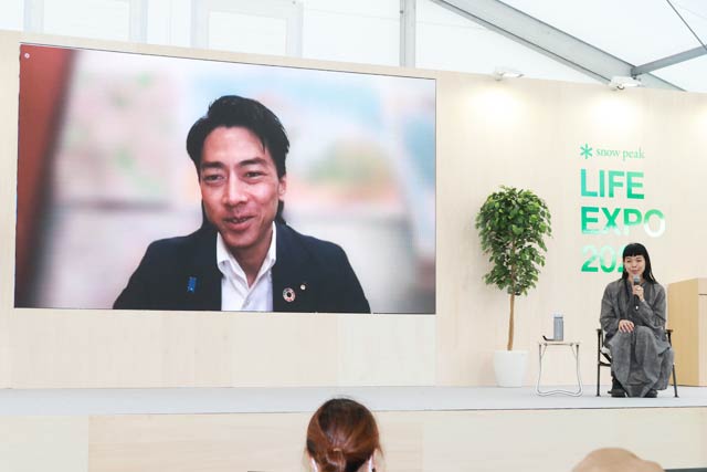 リモートの小泉環境相と山井社長のフューチャーセッション