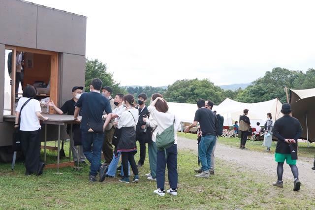 屋外にテントを張って各ブースを設営