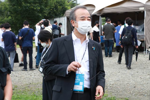 各ブースを回る花角知事