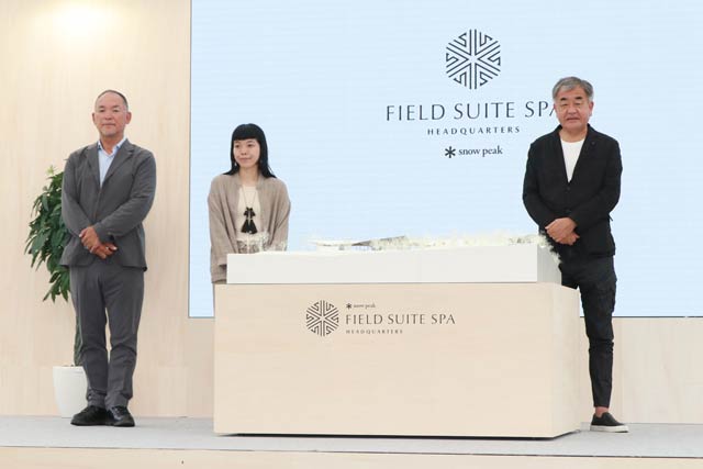 左から山井太会長、山井梨沙社長、隈研吾さん