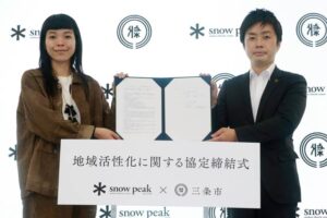 地域活性化に向けた包括連携協定を締結したスノーピークの山井梨沙社長と三条市の滝沢亮市長