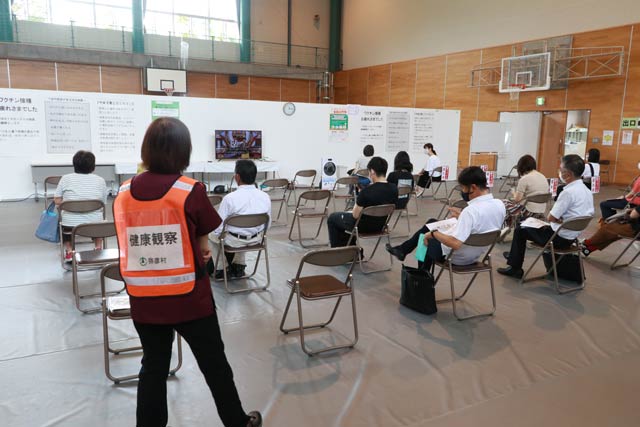 弥彦体育館で行われてる燕市のワクチン接種