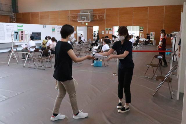 弥彦体育館で行われてる燕市のワクチン接種
